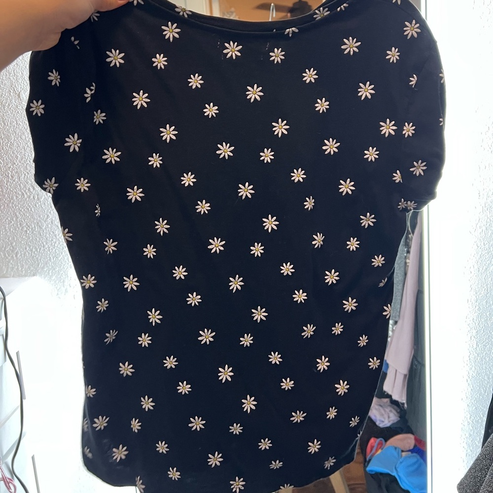 Black/white/yellow daisy shirt!